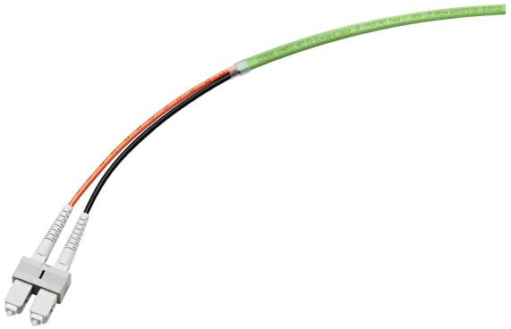 Ein optisches Patchkabel mit zwei Steckern, einem orangefarbenen und einem grünen Kabel, auf weißem Hintergrund.