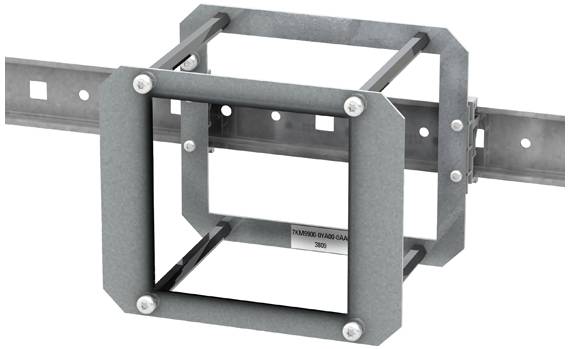 Metallrahmen an einem Träger befestigt, mit Schrauben gesichert. Der Rahmen hat quadratische Form und zeigt die Bezeichnung 'TMAX803 81940 GAN'.