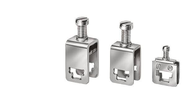 Drei Metallklammern unterschiedlicher Größe, jeweils mit einer Schraube oben, auf weißem Hintergrund. Sie dienen zur Befestigung.