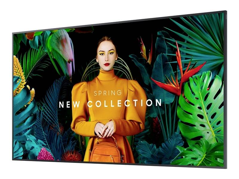 Eine Frau in orangefarbenem Kleid steht vor tropischen Blättern. Text: 'Spring New Collection'. Modewerbung für Frühlingskollektion.