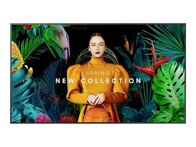 Frau in orangefarbenem Kleid mit Rucksack, umgeben von buntem Laub. Text 'Spring New Collection'.