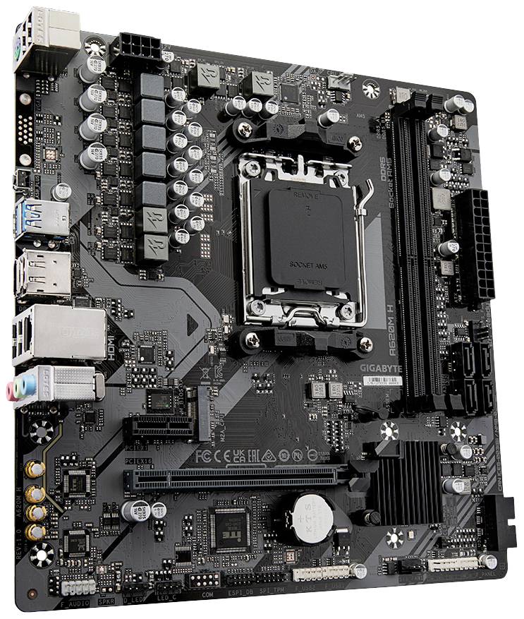 Ein Computer-Motherboard mit mehreren Anschlüssen, Steckplätzen und einem Prozessor-Sockel, bereit für Hardware-Erweiterungen.