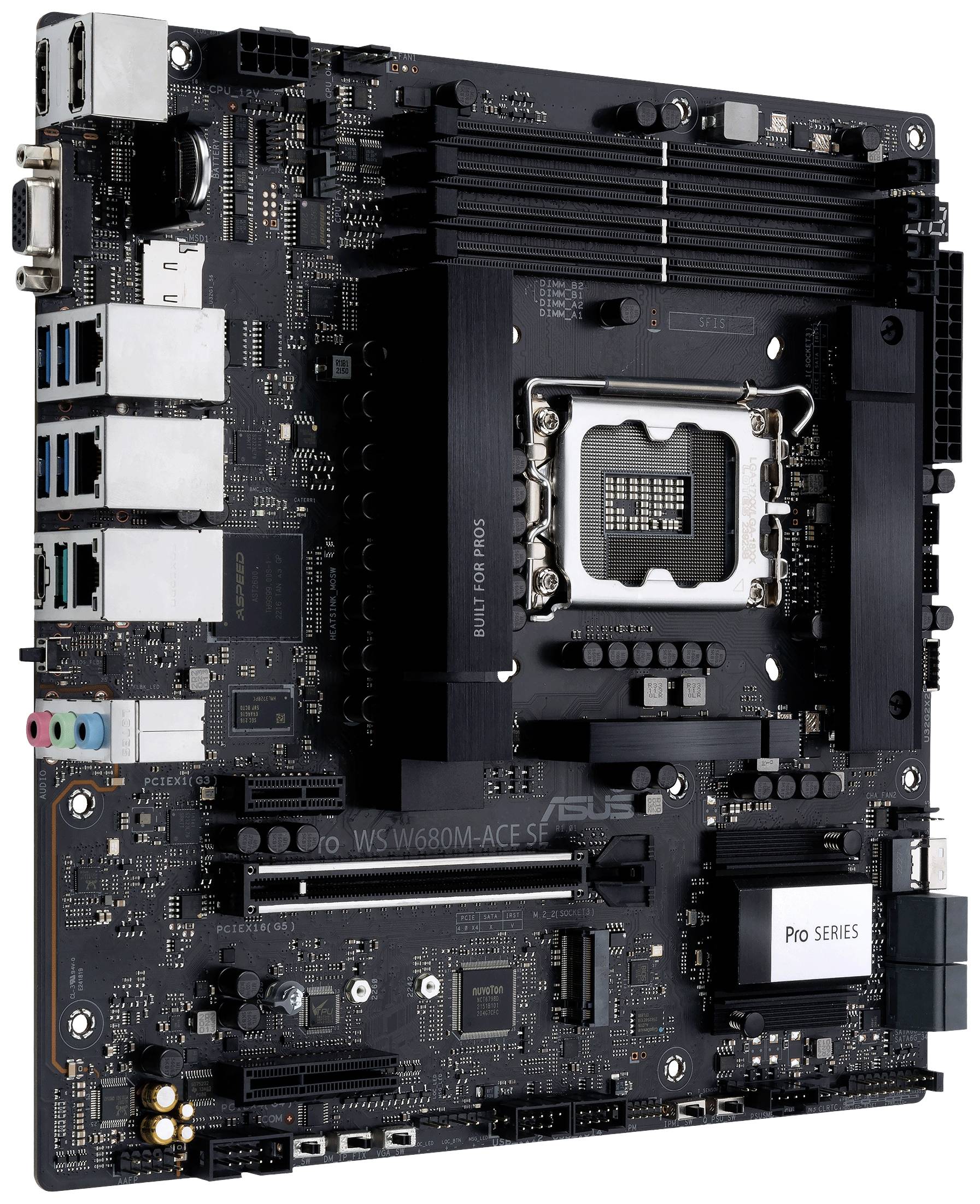 Abgebildet ist ein Computer-Mainboard mit diversen Anschlüssen und einem CPU-Sockel in der Mitte.