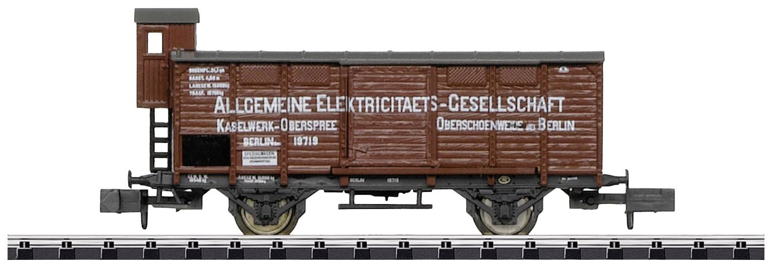 Brauner Güterwagen mit Schriftzug 'Allgemeine Elektricitäts-Gesellschaft'. Historisches Design, seitlich sichtbar, auf Schienen.