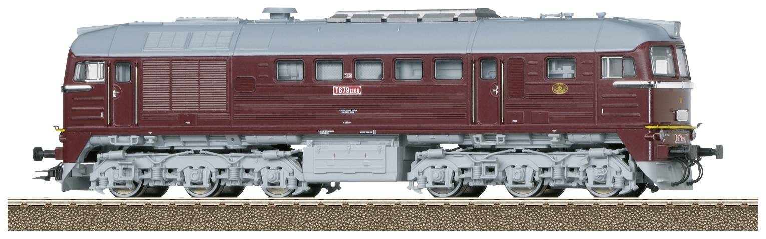 Eine dunkelrote Diesellokomotive mit silbernen Details steht auf einem Gleis. Sie hat mehrere Fenster und ein kleines Schild.