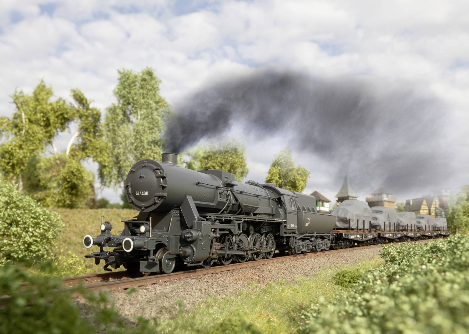 Eine schwarze Dampflokomotive mit Rauch fährt auf grüner Strecke, umgeben von Bäumen und Wiese. Klarer Himmel mit Wolken im Hintergrund.