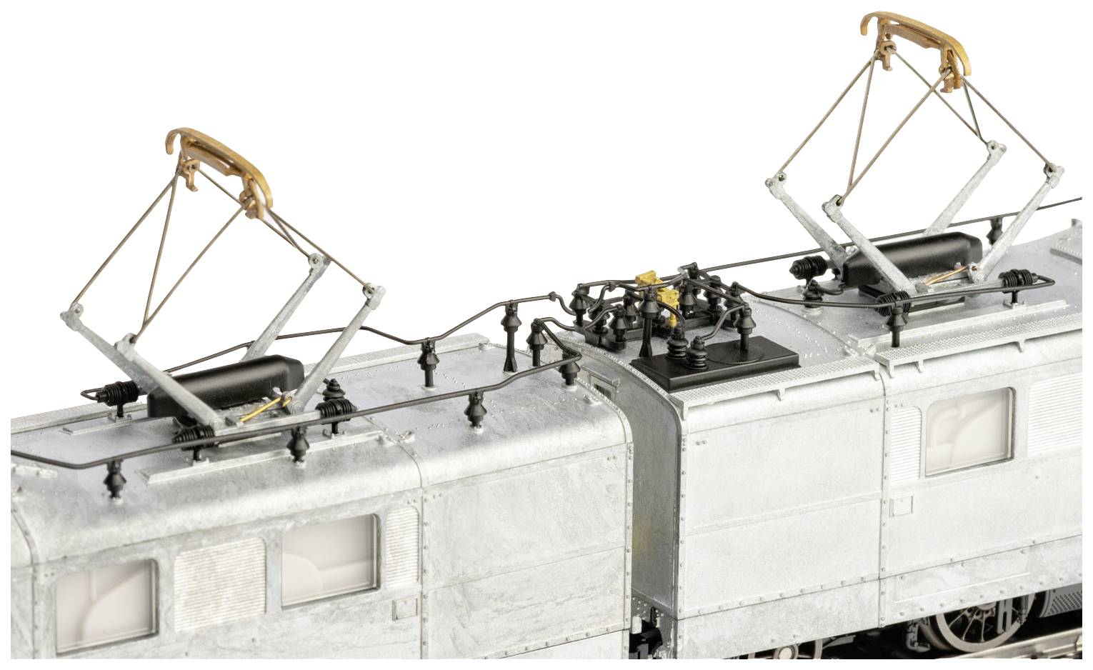Silberne Lokomotive mit zwei Stromabnehmern auf dem Dach, die für den elektrischen Antrieb zuständig sind.