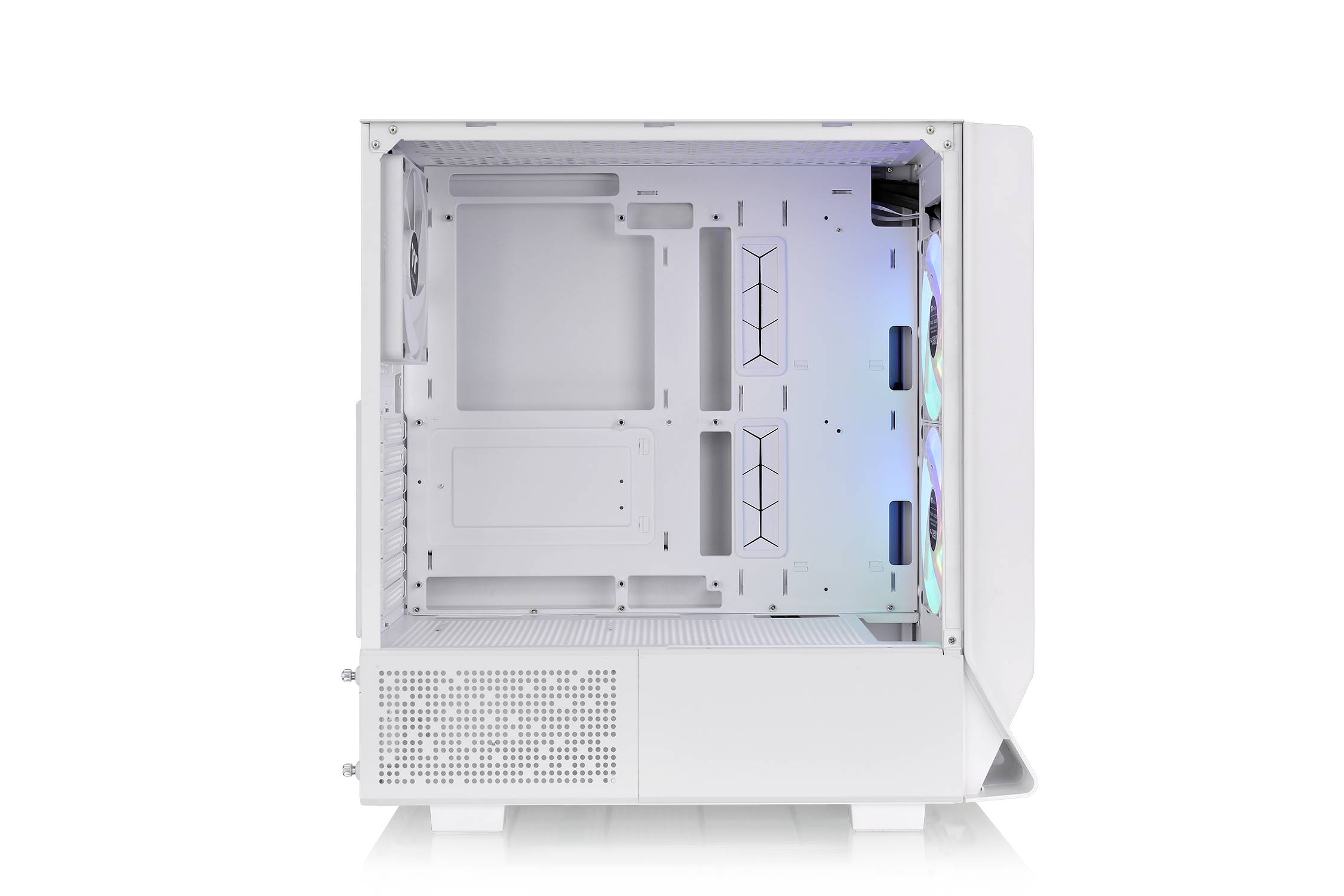 Innenansicht eines weißen Computergehäuses mit Beleuchtung und Lüftern. Mehrere Steckplätze für Komponenten sind erkennbar.