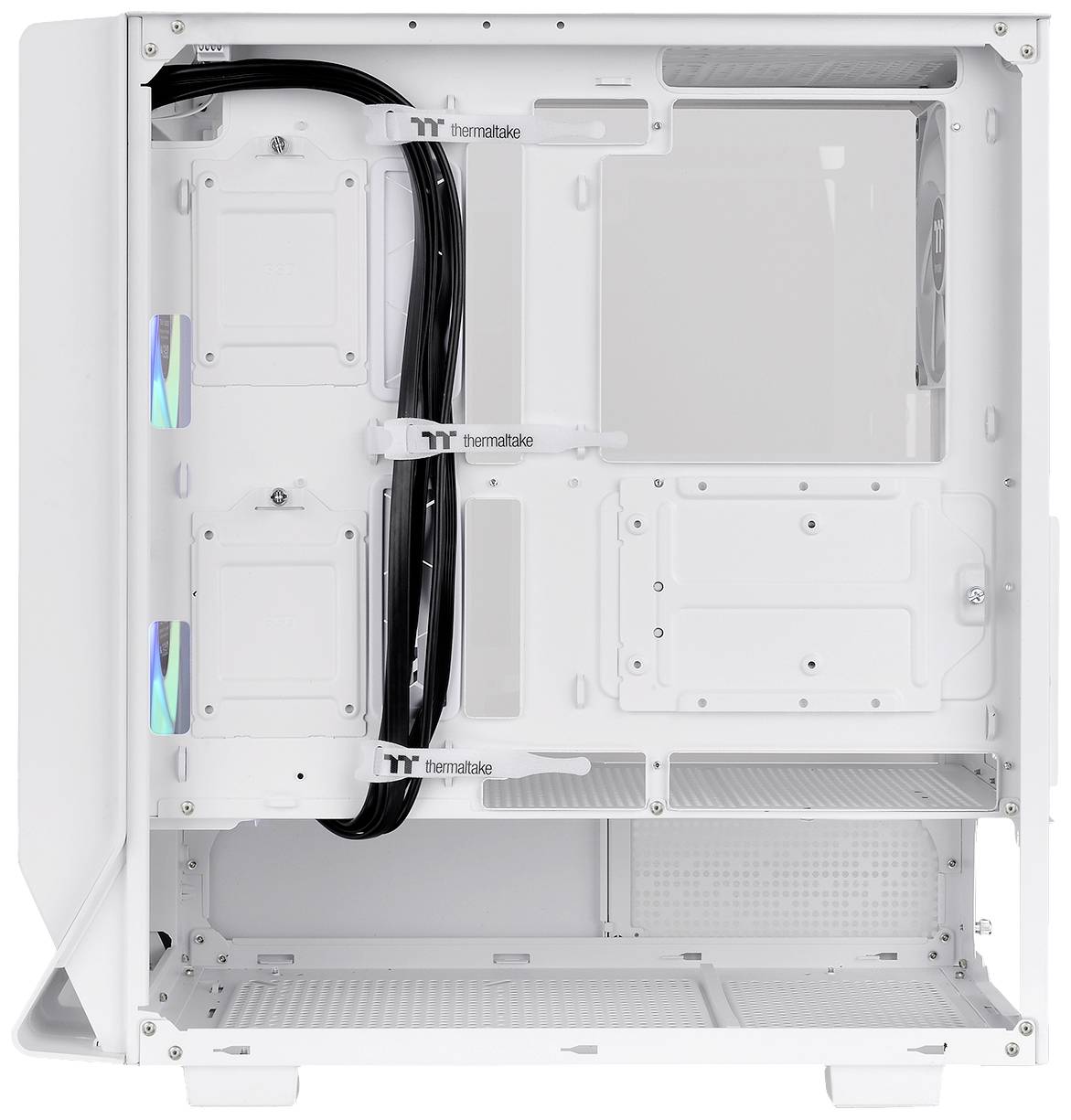 Ein weißes Computergehäuse mit offenem Inneren zeigt Kabelmanagement-Lösungen, Halterungen für Komponenten und Lüftungsschlitze.
