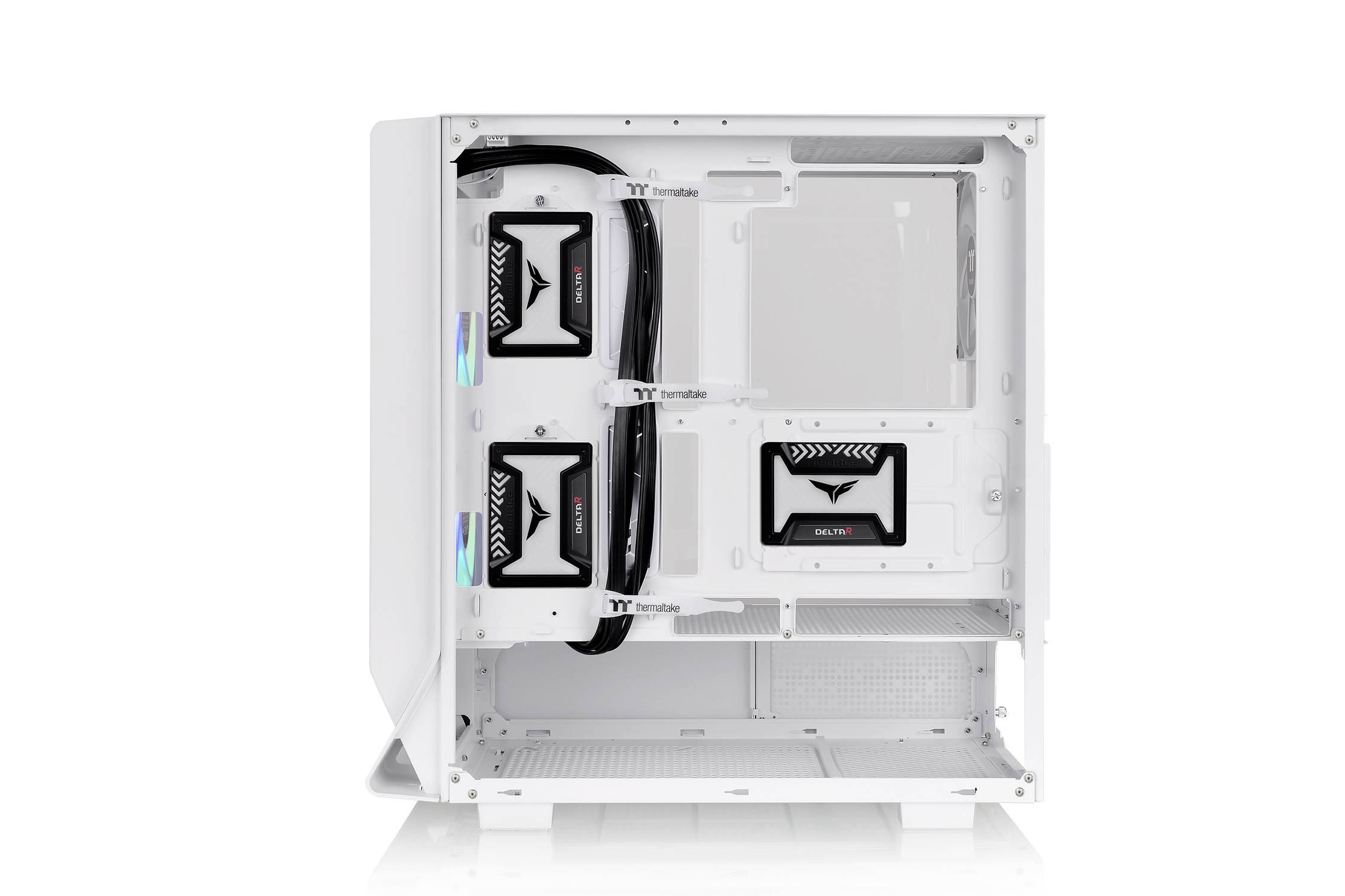 Weißes Computergehäuse mit drei sichtbaren Festplattenrahmen und Kabelmanagement, geeignet für PC-Bauprojekte.