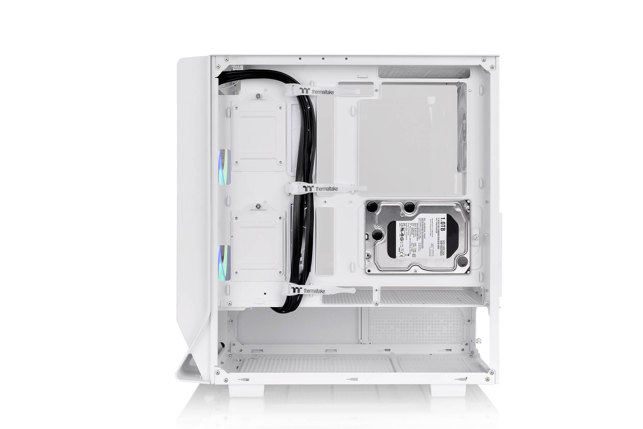 Ein weißes, offenes Computergehäuse zeigt die innere Struktur mit Festplattenfach und Kabelmanagement. Keine installierten Komponenten.