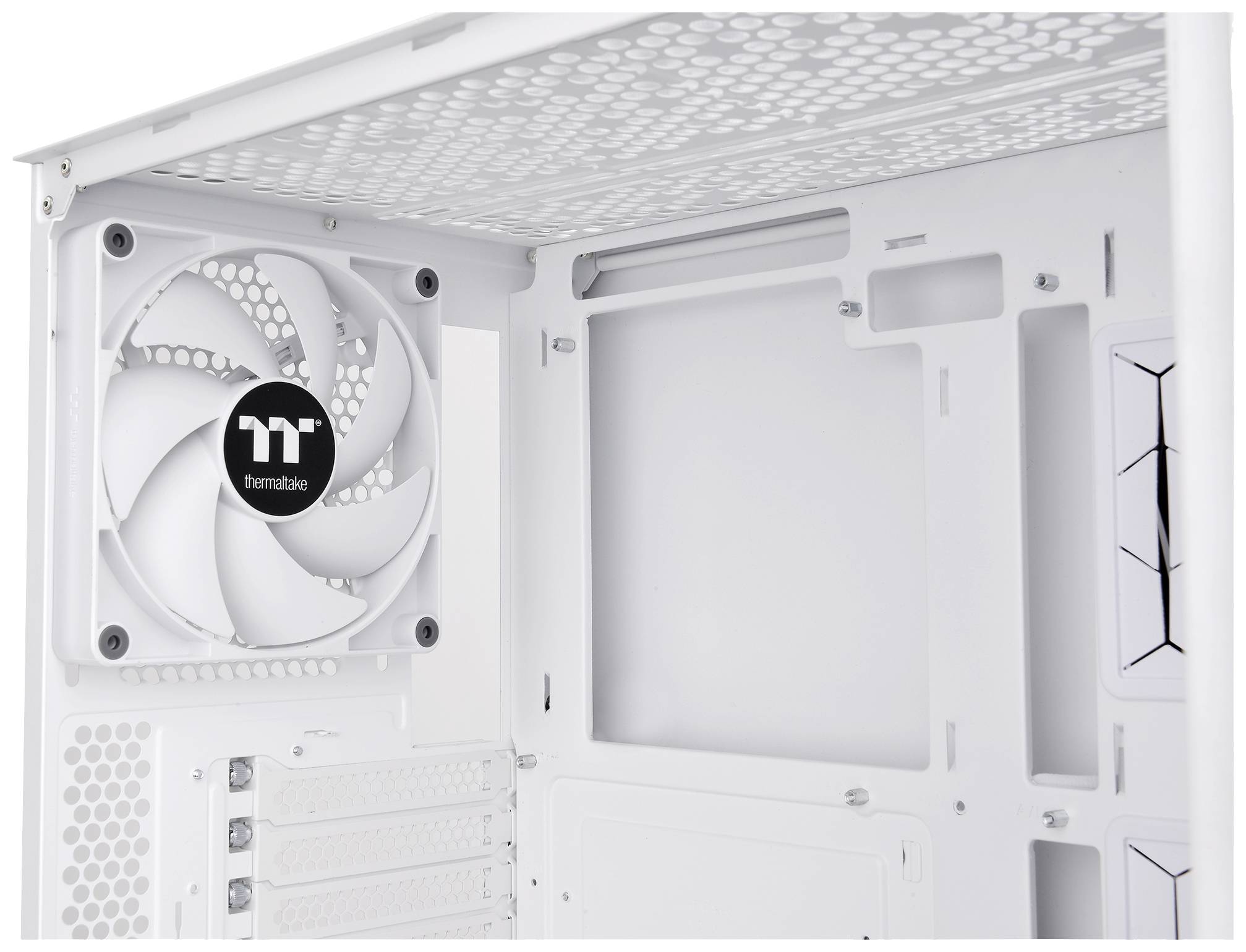 Weißes Computergehäuse mit großem Lüfter an der Rückseite und mehreren Öffnungen für Kabelmanagement und Belüftung.