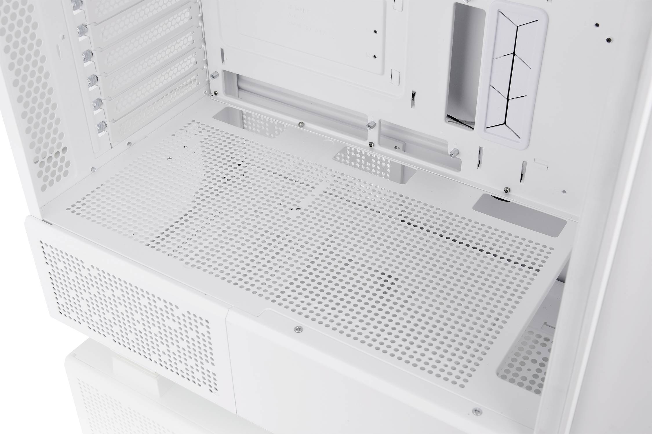 Weißes Computergehäuse-Innenraum mit Lüftergitter und mehreren Steckplätzen, geeignet für den Einbau von Computerkomponenten.