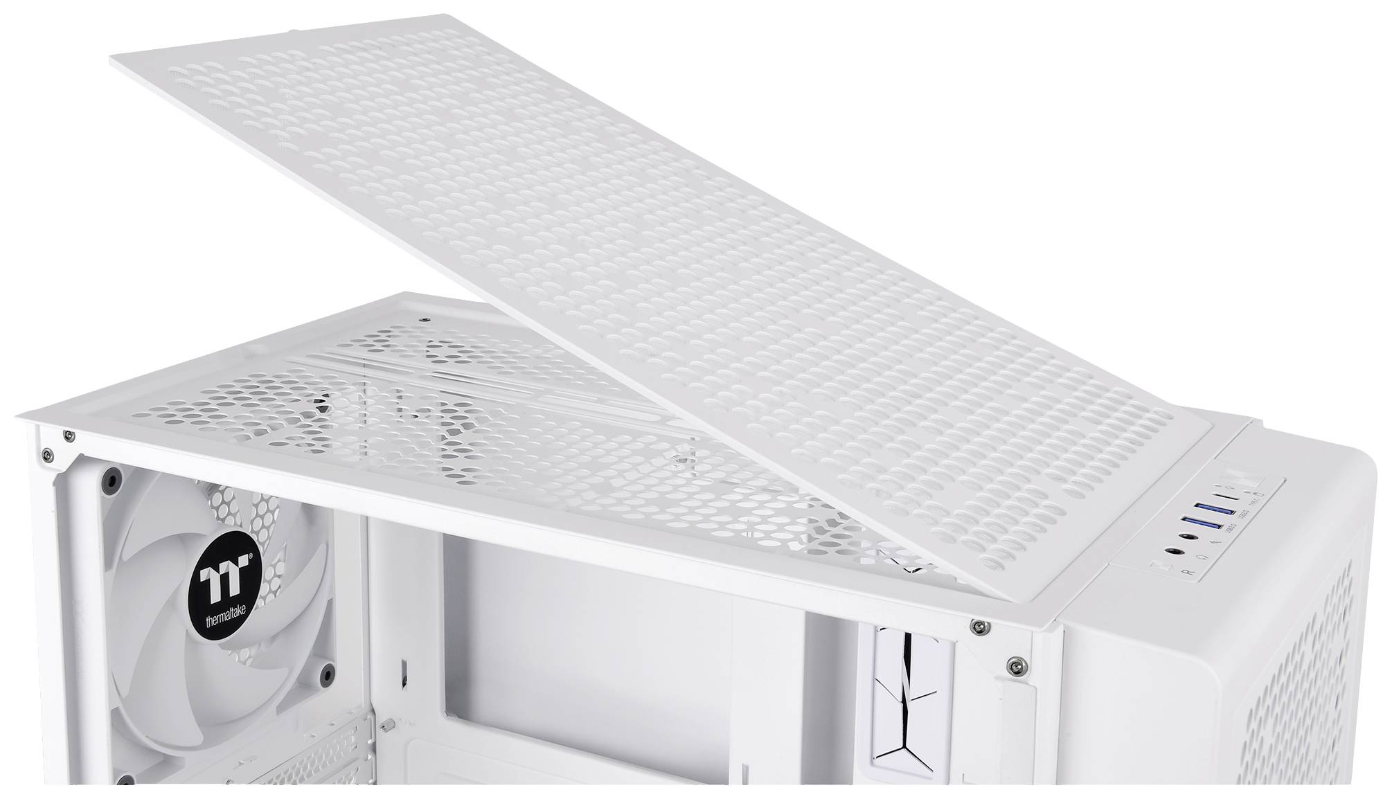 Ein weißes Computergehäuse mit geöffnetem Deckel. Innen befinden sich Lüfter und Steckplätze für Komponenten.