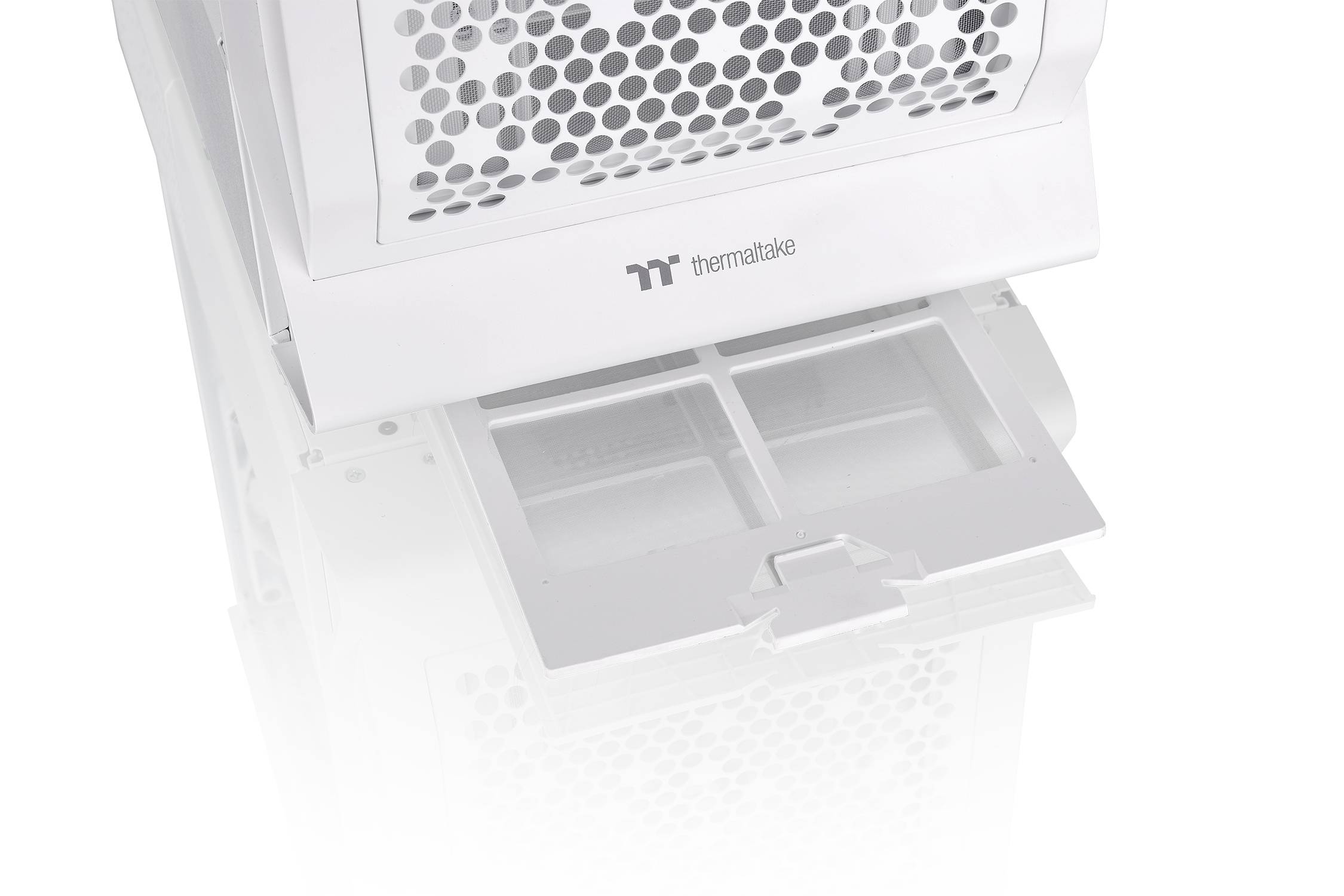 Ein weißes Computergehäuse mit einem geöffneten Lüftergitter. Darunter liegen herausnehmbare Staubfilter.