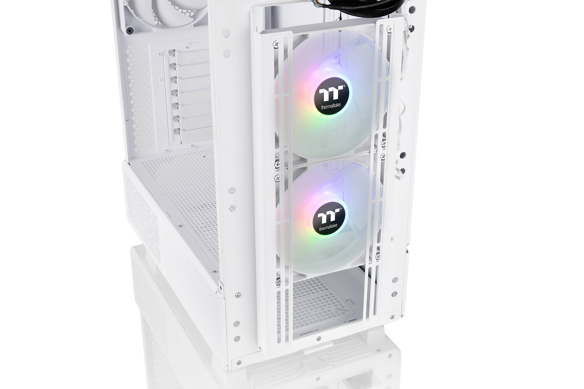 Weißes Computergehäuse mit zwei beleuchteten Lüftern in der Front. Die Lüfter haben ein leuchtendes Logo und zeigen Regenbogenfarben.