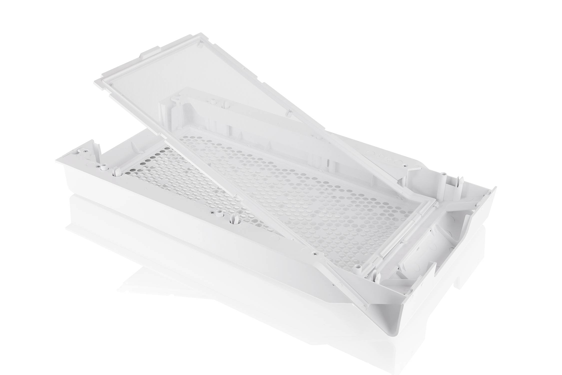 Ein weißer Kunststoffkasten mit einem abnehmbaren Deckel; offen gezeigt. Der Boden ist mit einem Gittermuster versehen.