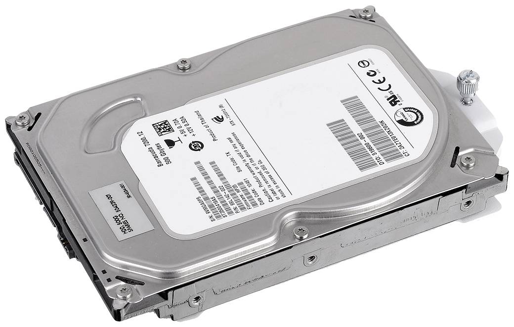 Interne Festplatte, silbernes Gehäuse, technische Beschriftungen und Barcode auf weißem Etikett, Schrauben an den Kanten.