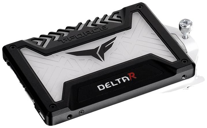 Externe SSD-Treiber 'T-FORCE DELTA R' mit schwarzem Gehäuse und geometrischem Muster, geeignet für Computer- und Spieleanwendungen.