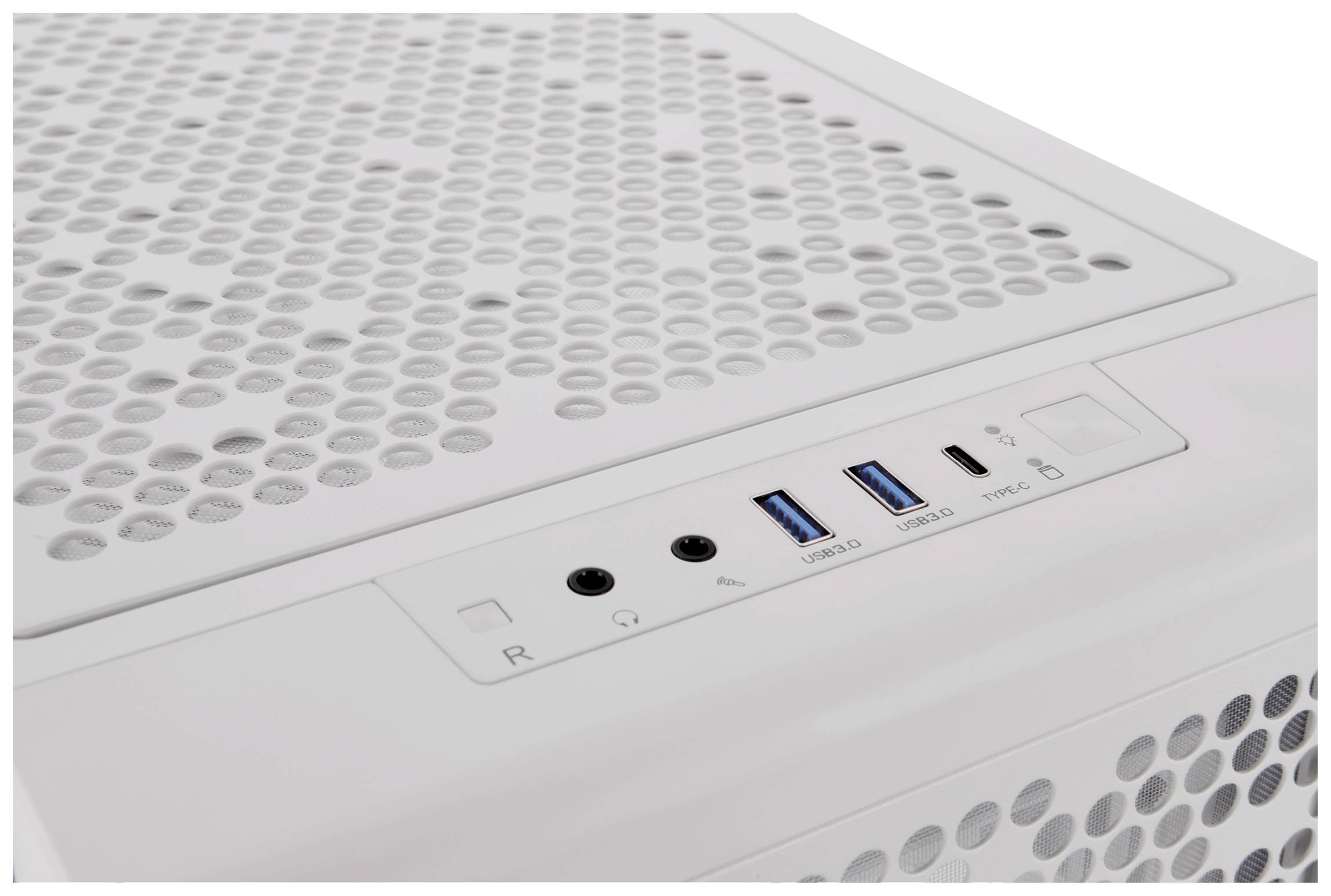 Nahaufnahme eines weißen Computergehäuses mit mehreren Belüftungsschlitzen auf der Oberseite und mehreren Anschlüssen, darunter USB- und Audiobuchsen.
