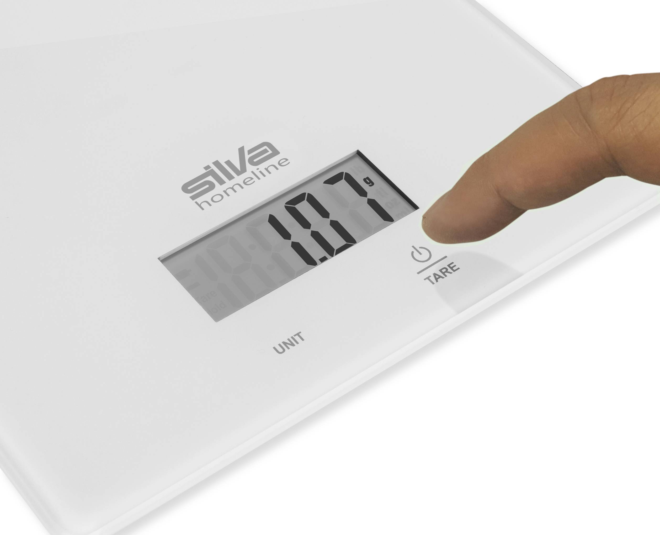 Eine Person drückt die Taste 'TARE' auf einer digitalen Küchenwaage, die '100 g' anzeigt.