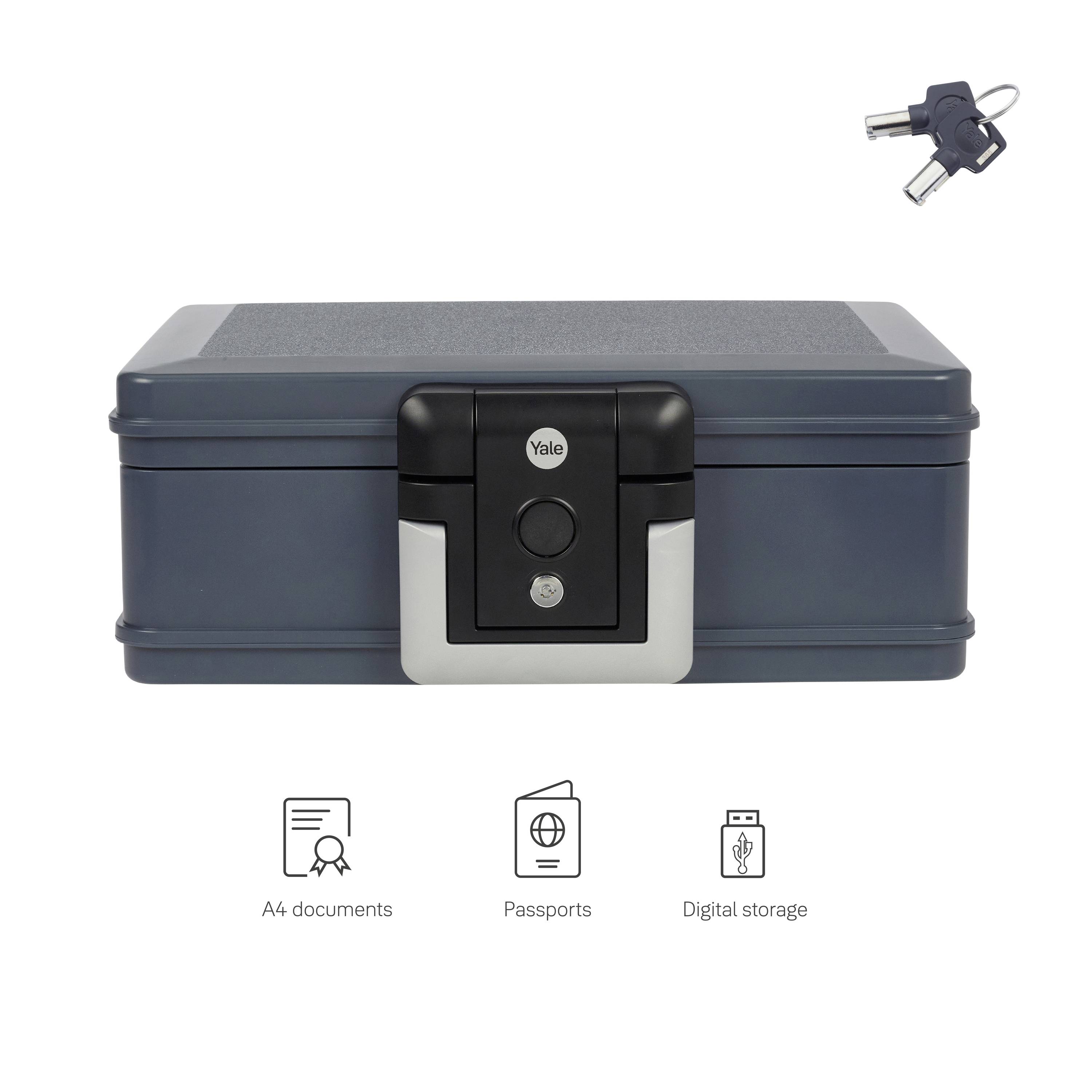 Eine graue, feuerfeste Box mit Yale-Schloss, oben rechts zwei Schlüssel. Symbole darunter: A4-Dokumente, Pässe, Digitalspeicher.