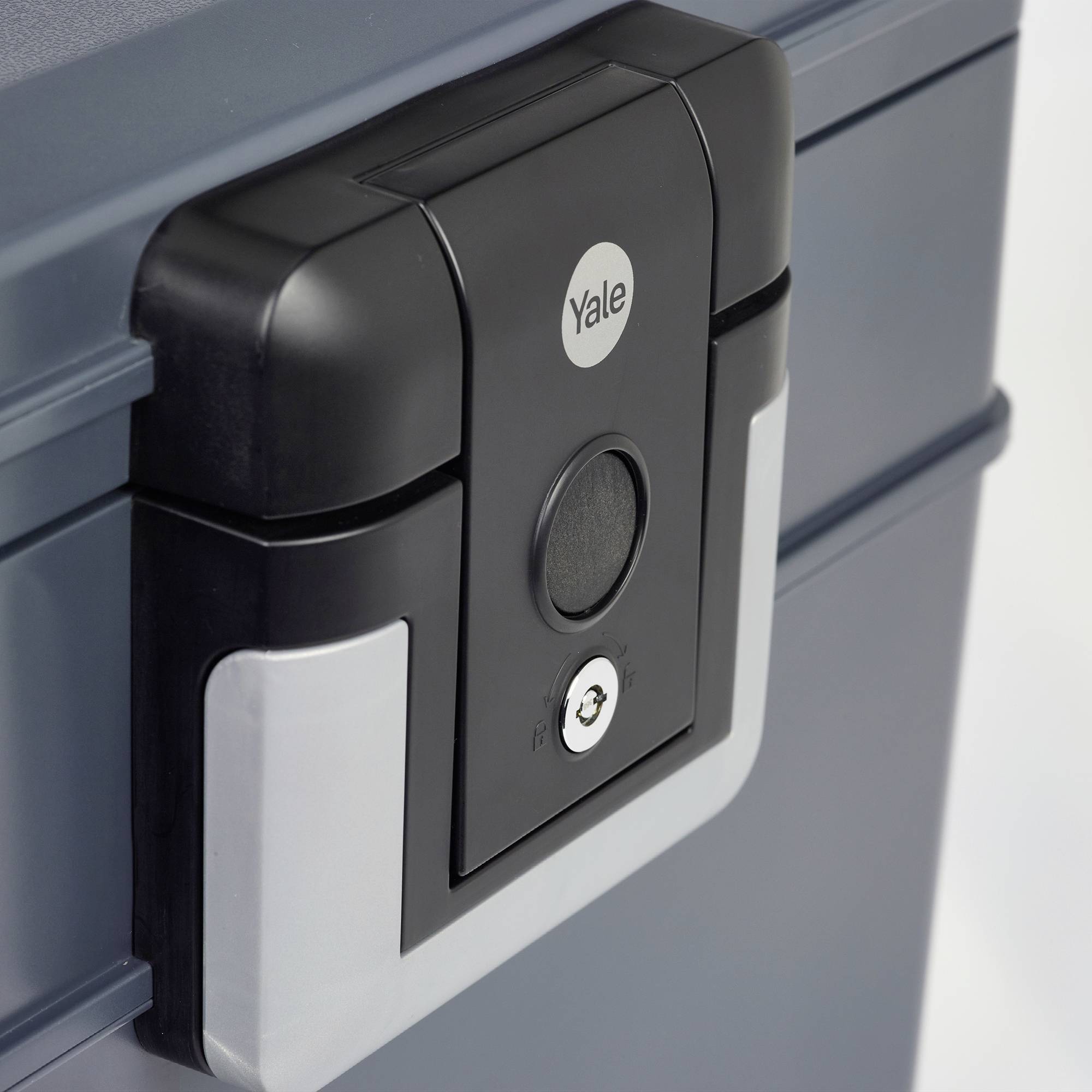 Ein sicherer, grauer Tresor mit einem schwarzen und silbernen digitalen Schloss, das einen Fingerabdruckscanner und einen Schlüsselloch zeigt.