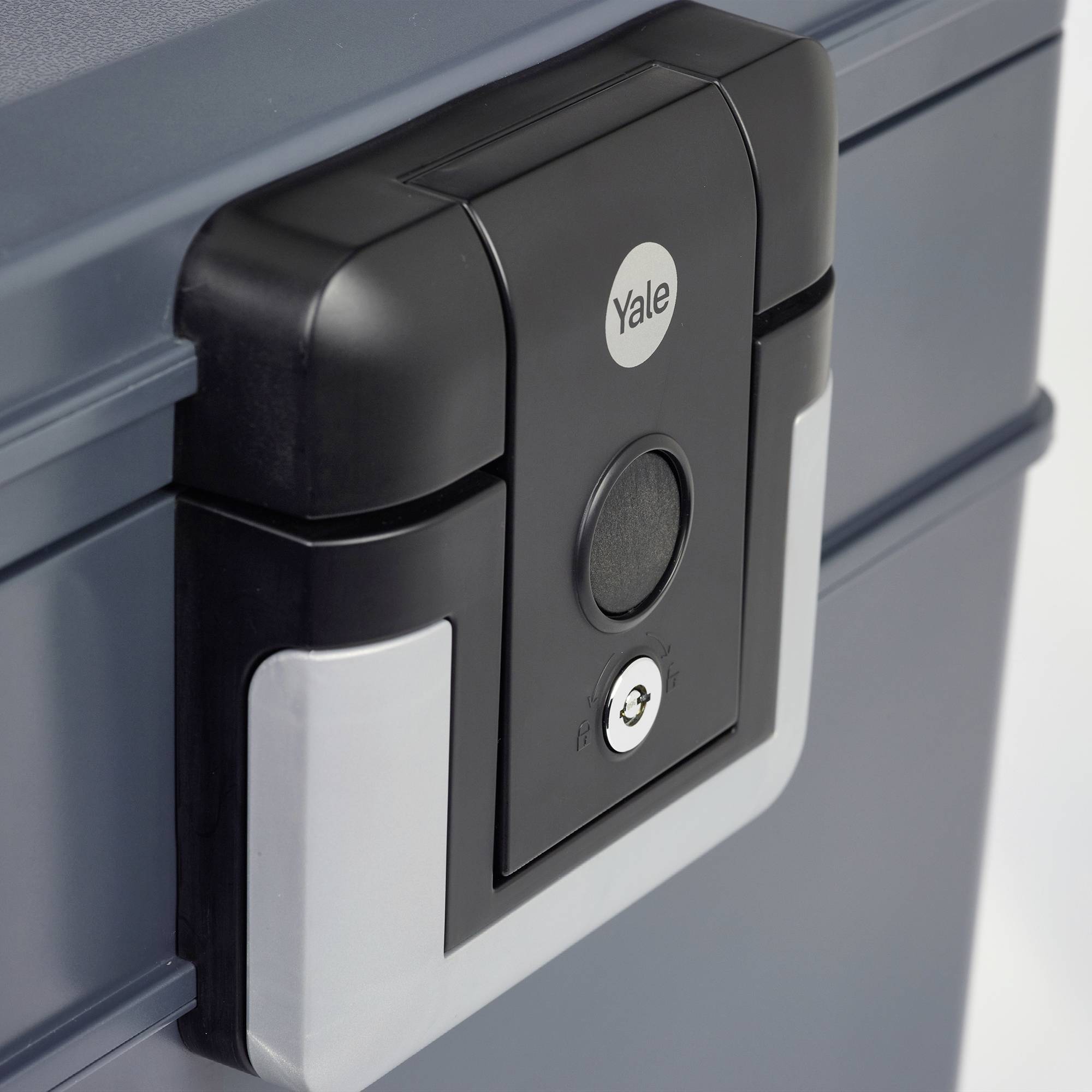 Grauer Tresor mit schwarzem Yale-Schloss vorne.