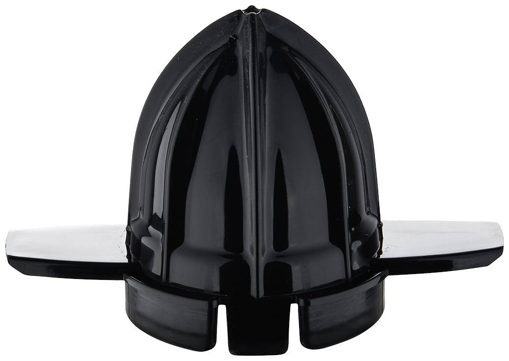 Ein glänzender schwarzer Ritterhelm mit klarem Visier und Flügelverzierungen an den Seiten, von vorne betrachtet.