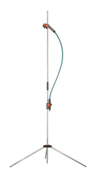 Eine freistehende Gartendusche mit schlankem, silbernem Stativ und blauem Schlauch, geeignet für den Außenbereich.