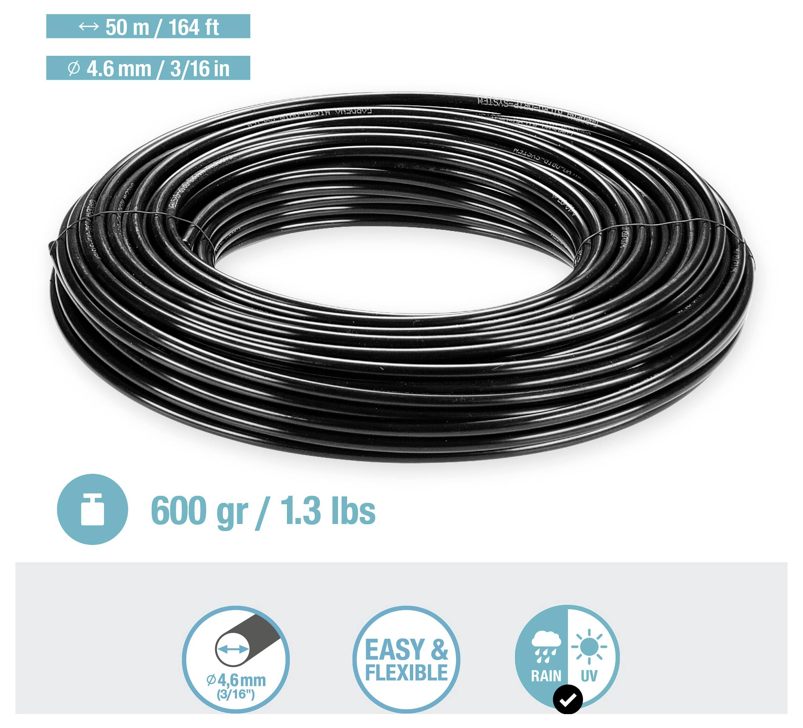 Eine Schlauchrolle aus schwarzem Schlauch mit Beschriftung '50 m/164 ft', '4.6 mm/3/16 in', '600 gr/1.3 lbs'. Symbole zeigen Haltbarkeit an: leicht, flexibel, regen- und UV-beständig.