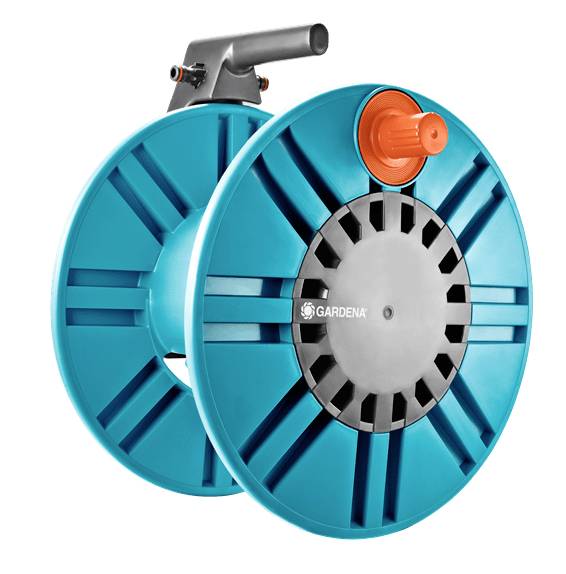 Eine blaue Gartenschlauchrolle mit orangenem Drehverschluss und grauem Griff, zum Aufrollen und Lagern eines Gartenschlauchs.