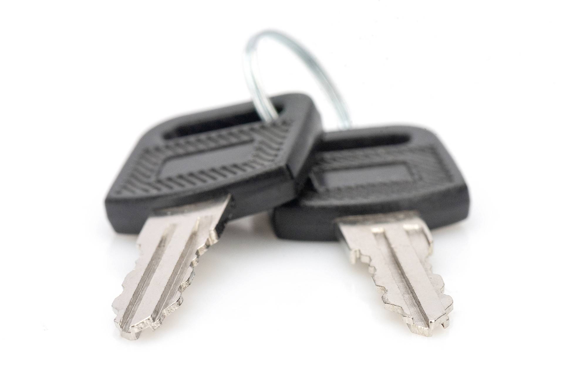 Zwei silberne Schlüssel mit schwarzen Kunststoffgriffen liegen überkreuzt auf weißem Hintergrund.