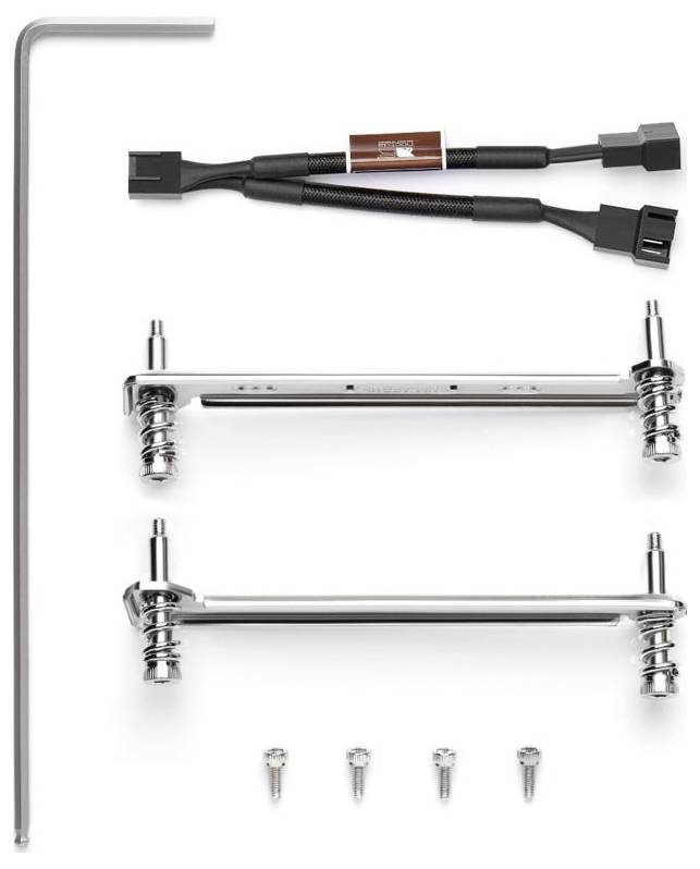 Ein Montageset mit zwei Metallbügeln, vier Schrauben, einem L-förmigen Schraubenschlüssel und einem Adapterkabel für PC-Komponenten.