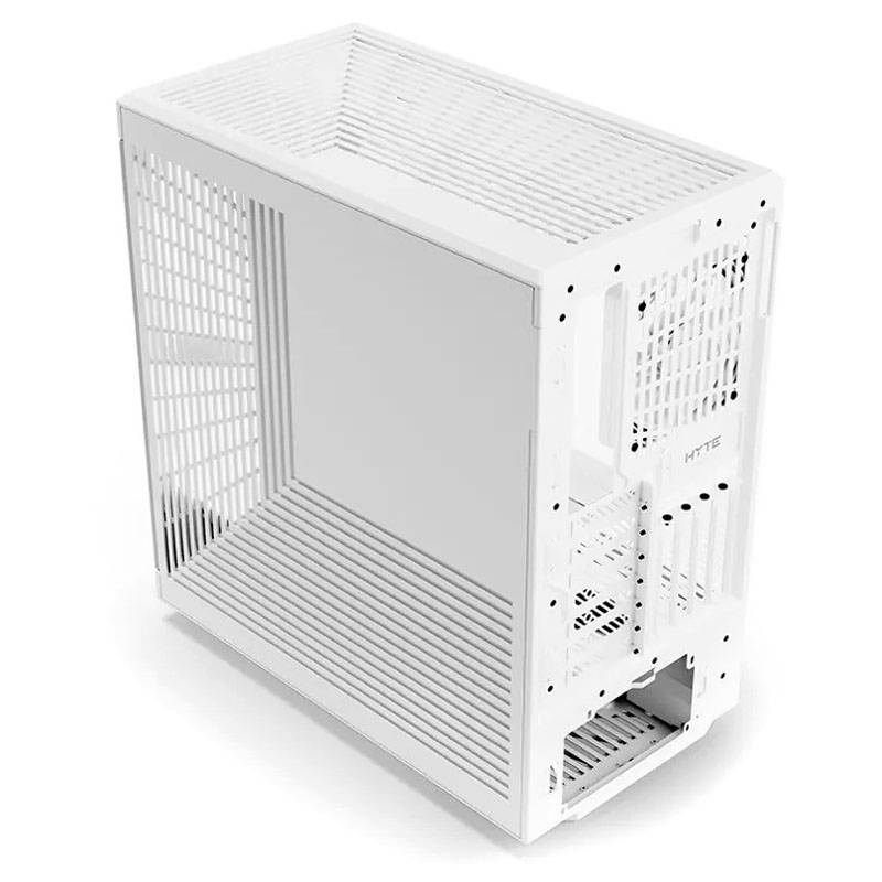Ein weißes Computergehäuse mit offenem Design und mehreren Lüftungsgittern für optimale Kühlung. Markenname 'HYTE' auf der Seite.
