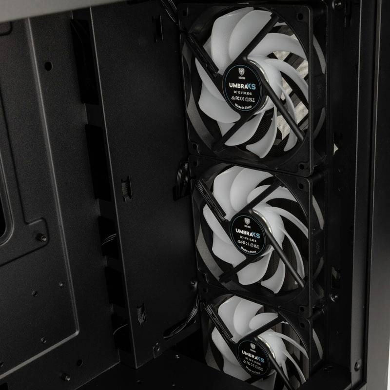 Drei Computerlüfter sind vertikal in einem Gehäuse montiert. Jeder Lüfter hat weiße Flügel und ein schwarzes Gehäuse mit der Aufschrift 'UMBRAK'.