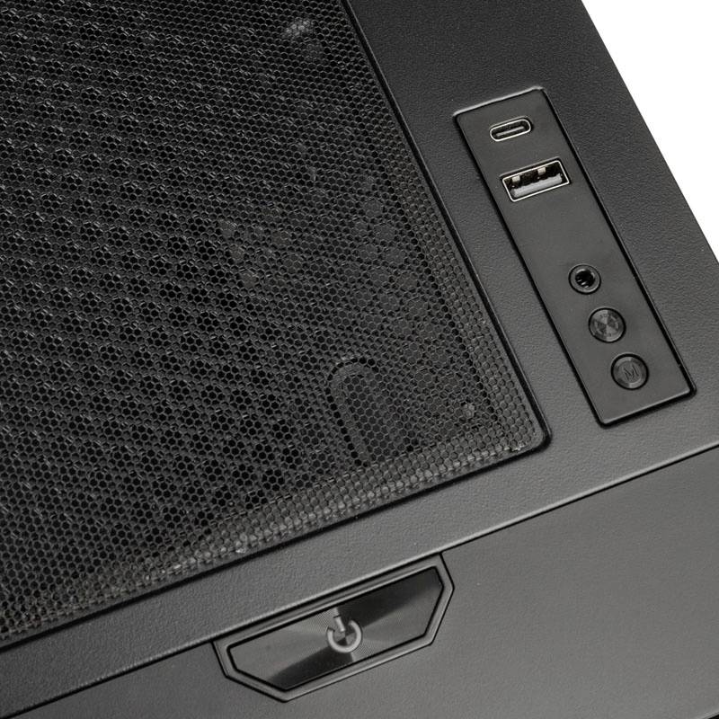 Schwarzes Computergehäuse mit Lüftungsgitter und Frontanschlüssen für USB, Kopfhörer und Mikrofon.