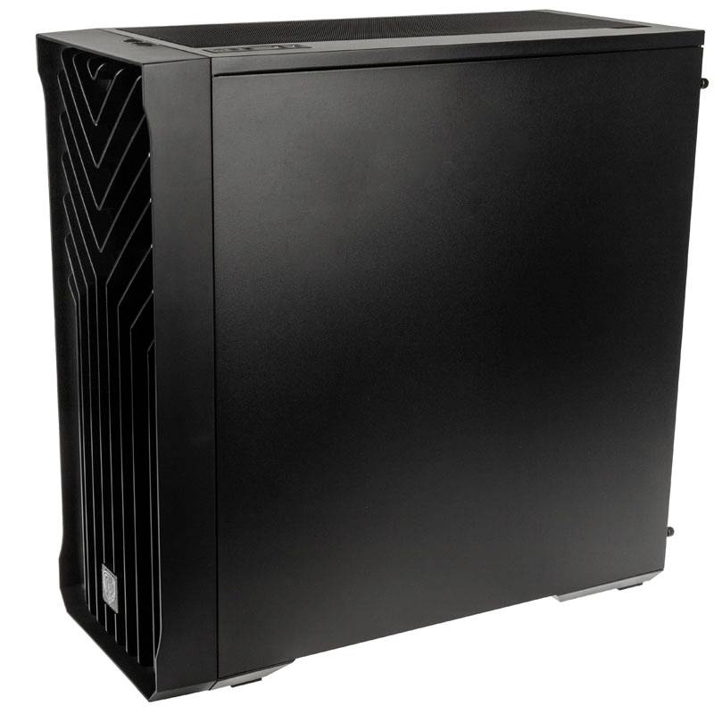 Ein schwarzes Computergehäuse mit minimalistischem Design und eingravierten Mustern auf der Vorderseite, steht auf weißem Hintergrund.