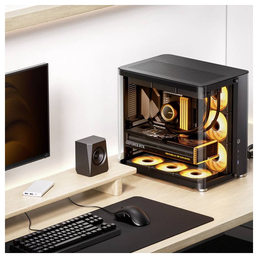 Schreibtisch mit Computerturm und Monitor. Der PC hat eine auffällige, gelb-beleuchtete Innenausstattung. Tastatur und Maus sind auch sichtbar.