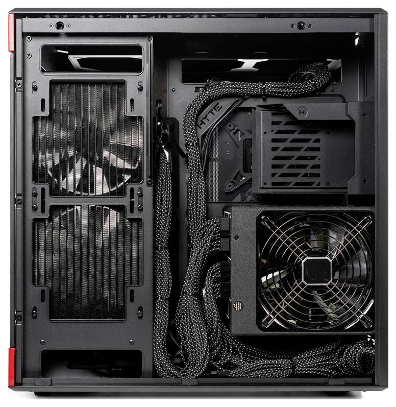 Innenansicht eines Computergehäuses mit zwei Lüftern, einem Netzteil und gut verlegten Kabeln.