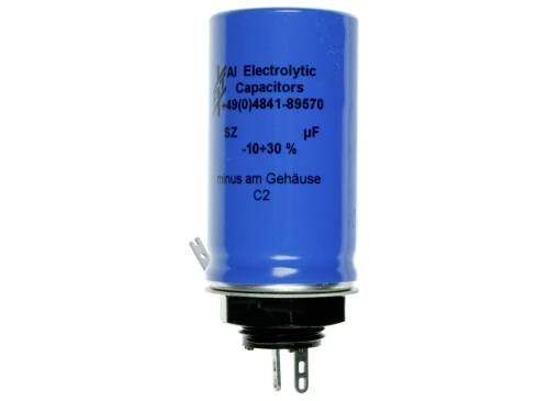 Blauer Elektrolytkondensator mit schwarzem Basisanschluss und zwei Steckkontakten. Aufdruck zeigt Kapazität und Toleranz.