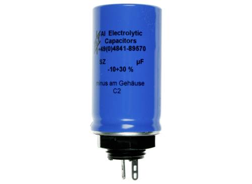 Blauer Elektrolytkondensator mit schwarzen Anschlüssen und Aufschrift: 'Negative am Gehäuse'. Verwendet zur elektronischen Spannungsstabilisierung.