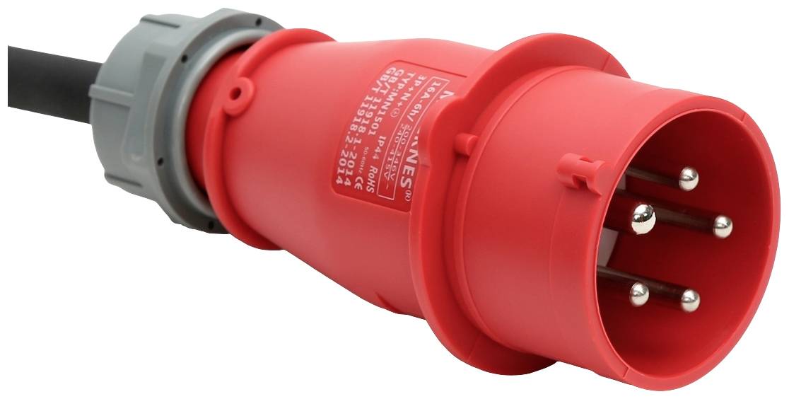Roter CEE-Stecker mit drei Metallstiften, typisch für industrielle elektrische Anschlüsse. Kunststoffgehäuse mit grauem Ring.