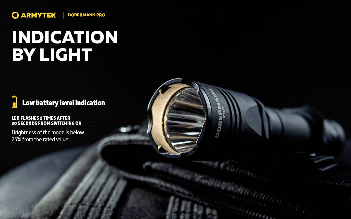 Taschenlampe in Nahaufnahme mit Text 'Indication by Light'. Informationen zur Anzeige bei niedrigem Batteriestand und LED-Blinken.