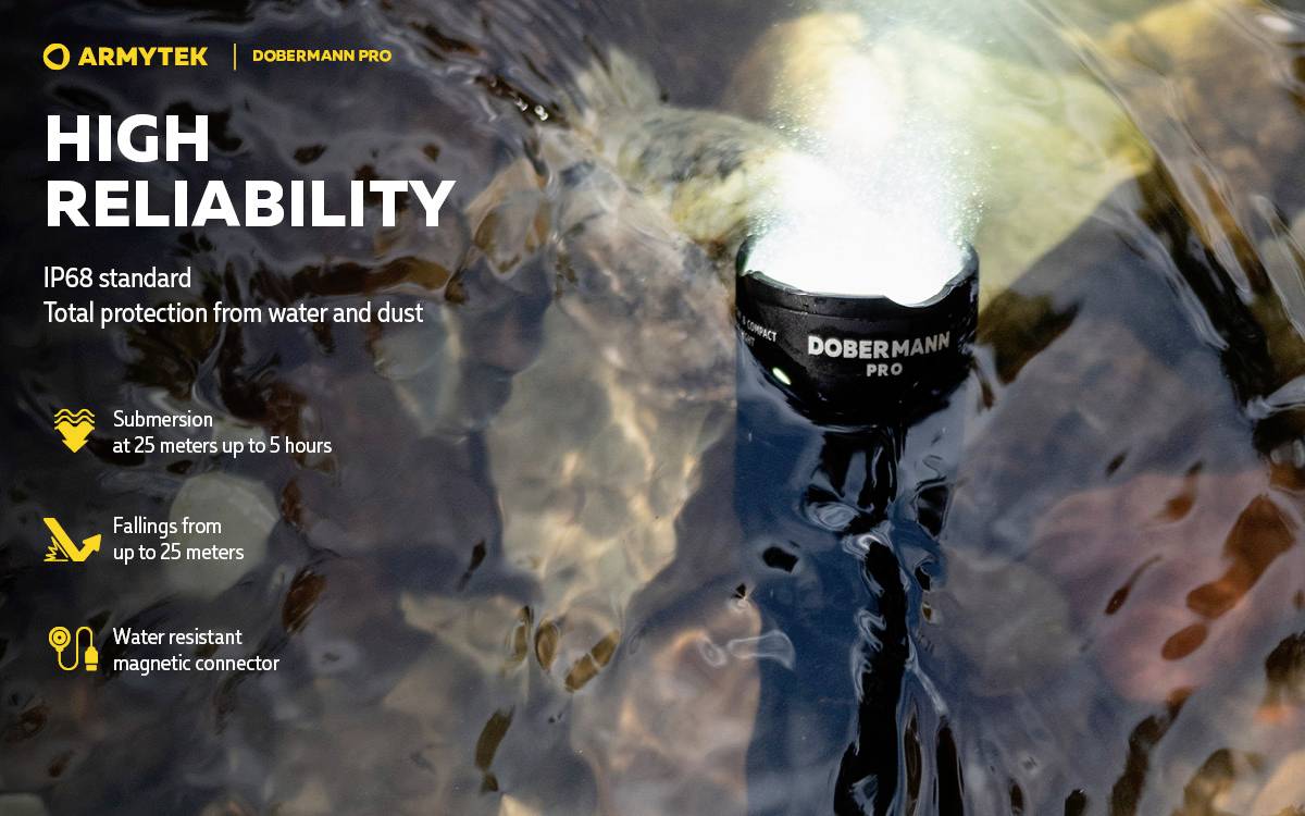 Eine Taschenlampe unter Wasser, beworben mit hoher Zuverlässigkeit. Merkmale: IP68-Standard, Schutz vor Staub/Wasser, Fallresistenz bis 25m.