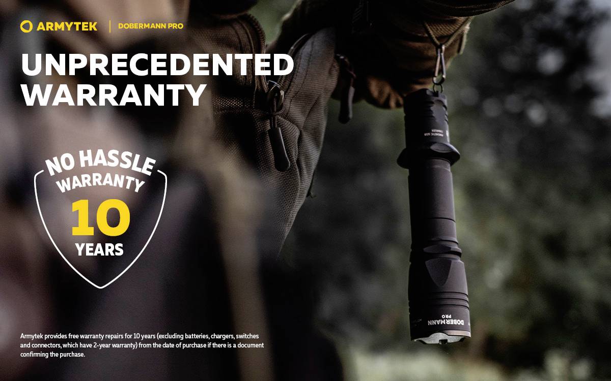 Ein Soldat hält eine Taschenlampe in der rechten Hand. Text: 'Unprecedented Warranty', 'No Hassle 10 Years'. Fokus auf Garantieangebot.