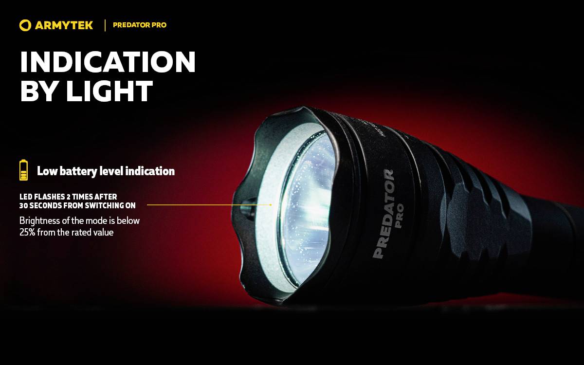 Eine Taschenlampe mit eingeschaltetem Licht auf rotem Hintergrund. Text: 'Indication by light'. Hinweis auf niedrigen Batteriestand.