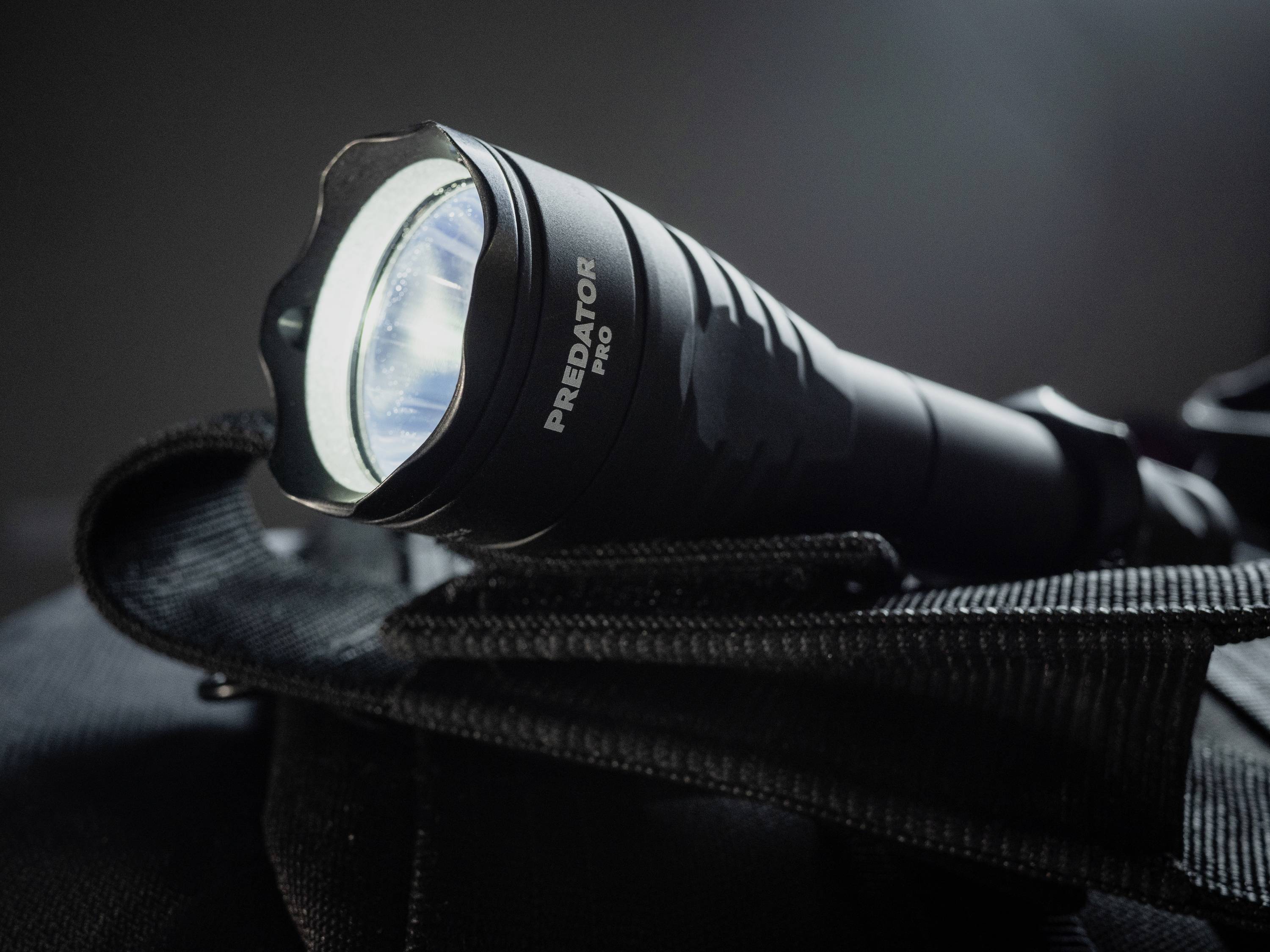 ArmyTek Predator Pro Warm LED Taschenlampe akkubetrieben 1400lm 136g