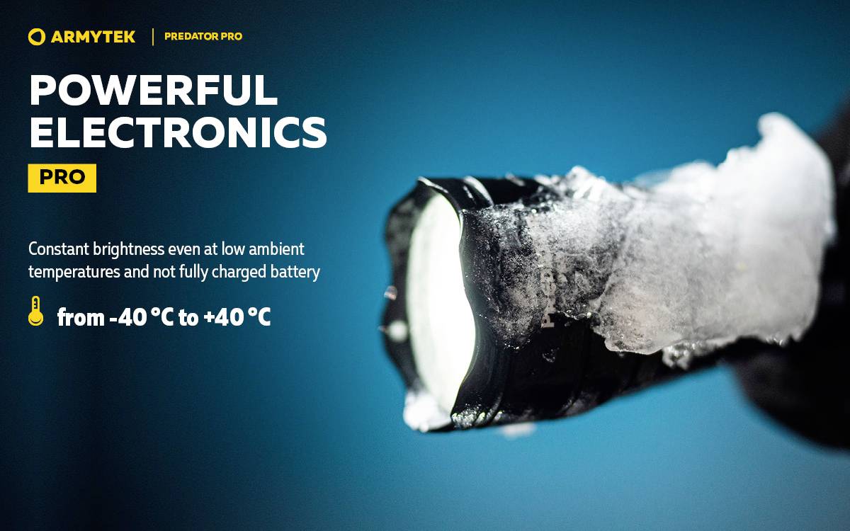 Taschenlampe mit Schnee bedeckt leuchtet hell. Text: 'POWERFUL ELECTRONICS PRO', geeignet für Temperaturen von -40°C bis +40°C.