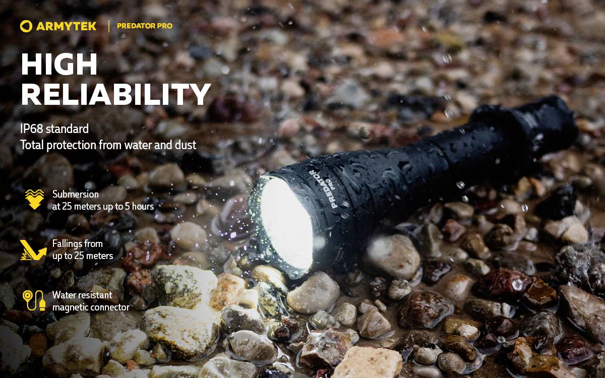 ARMYTEK PREDATOR PRO Taschenlampe auf nassem Kies. Text: Hohe Zuverlässigkeit, Schutz vor Wasser und Staub (IP68), tauchfähig bis 25 m, stoßfest bis 25 m, wasserresistenter magnetischer Anschluss.